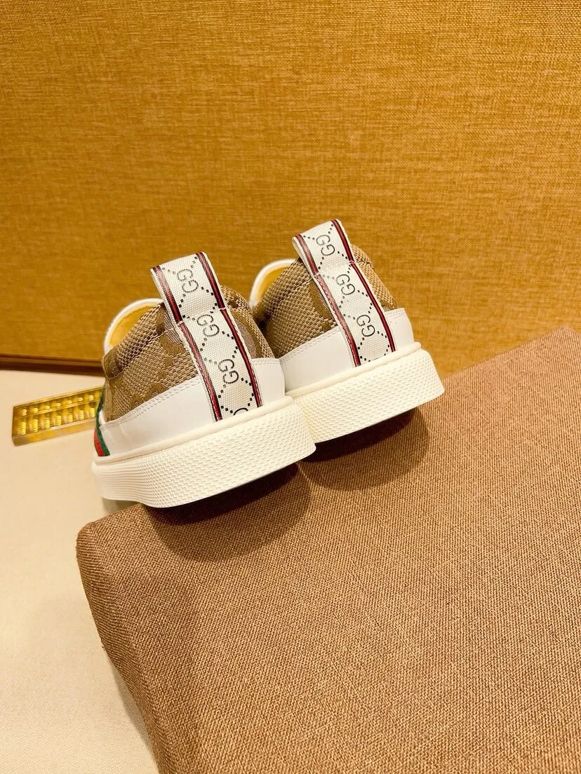 Factory price 400. [Gucci] Gucci's latest 🎁🎁 fashionable casual men's shoes 👟, hot style 💥 simple and elegant style, exclusive for trendy men. Unique official website latest brand 👑 original decoration, fashionable and generous, original cowhide leather ✅ breathable sheepskin lining, official website designated wear-resistant casual outsole, classic model taken in real life 🎬38-44. Can be customized45